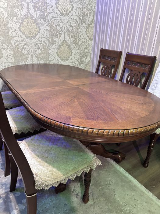 Стулья и стол для гостиной