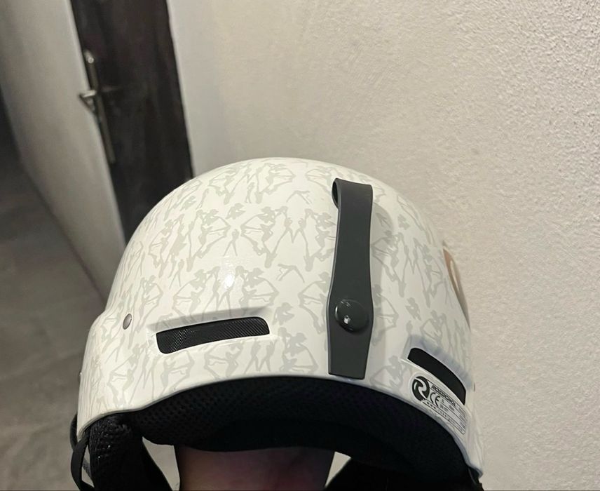 Продавам използване каски и ски обувки. Розовата е за дете за моторче