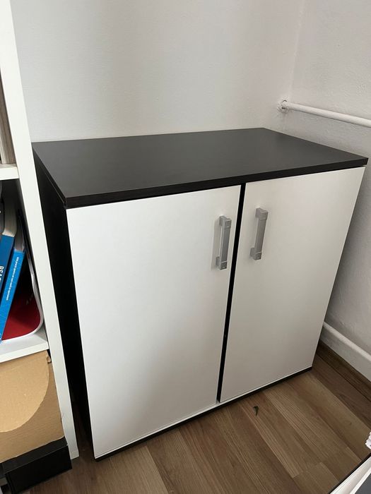 Vând comodă cu 2 uși, nuanța wenge+alb, dimensiuni 70x71x40.