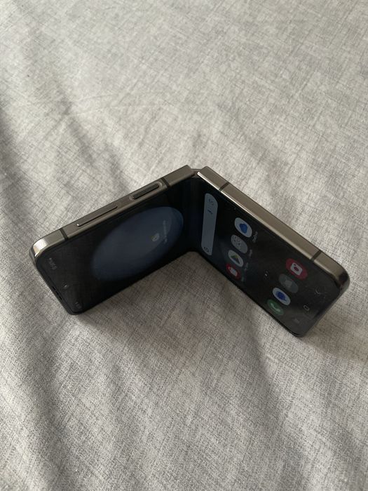 Samsung Galaxy Z Flip 5 Нов