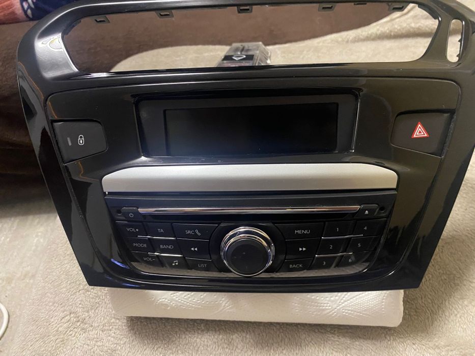 Radio cd cu rama si display peugeot 301 .