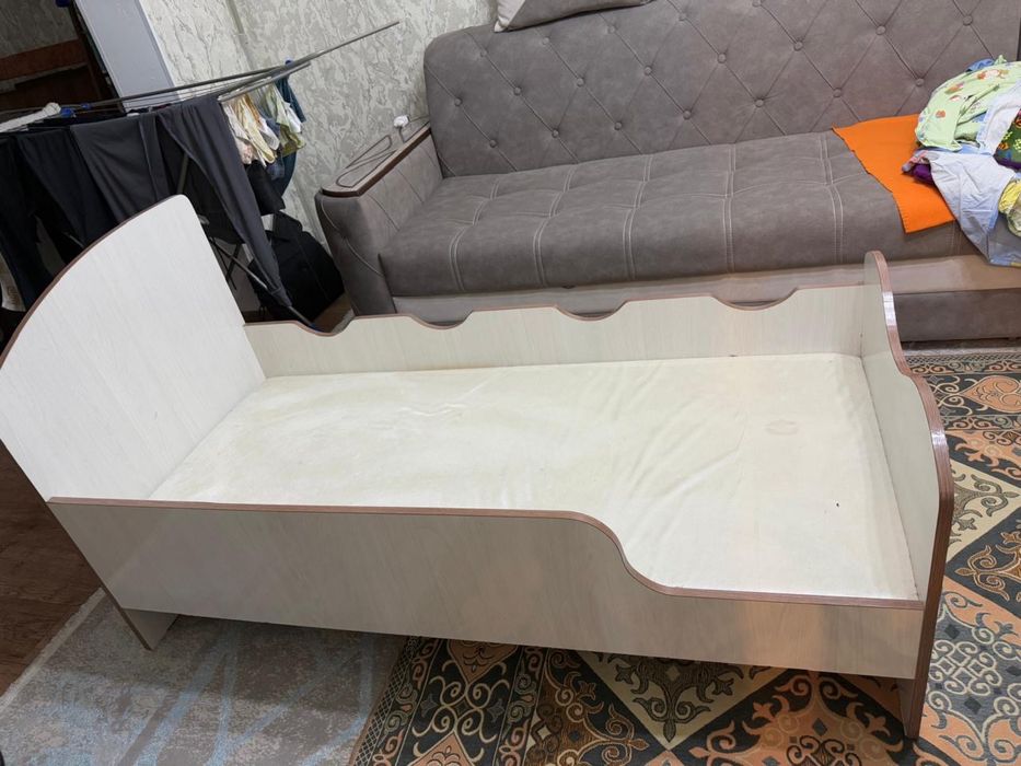 Детский кроват,стол,гитара