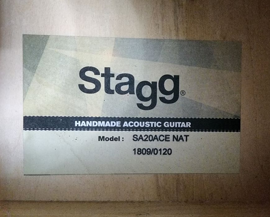 Продам гитару с тюнером