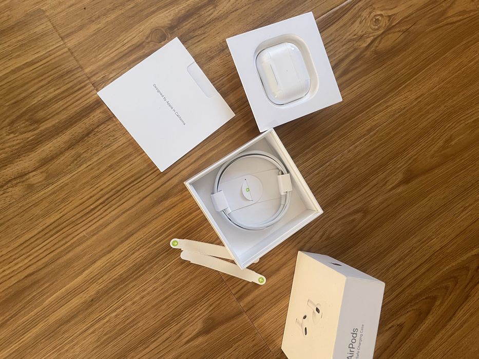 AirPods (generația 3) cu MagSafe Charging Case