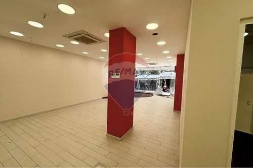 Дава се под наем Магазин в Шумен, Център - 82 кв.м за 1300 € - Снимка #2