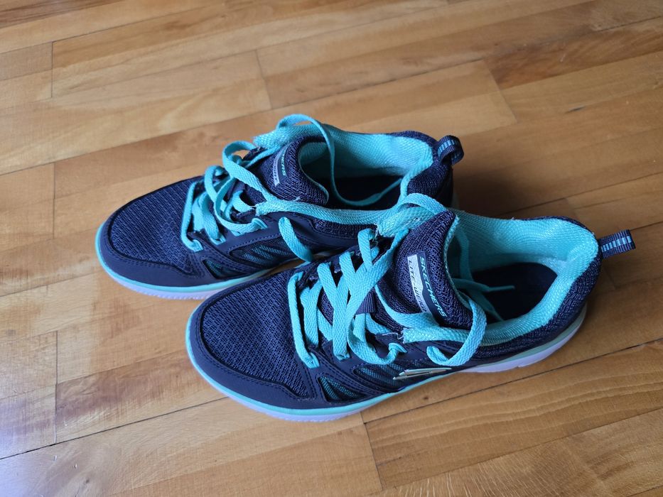 Adidasi Skechers 37