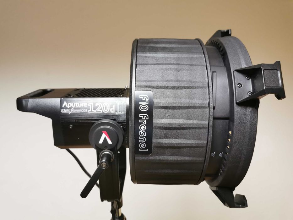 Френелова леща / спот Aputure F10 Fresnel с Bowens Mount за Aputurte LS серии 300, 600 и 1200