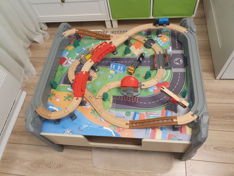 Игрален комплект Hape - Дървена влакова композиция с маса, 70 части