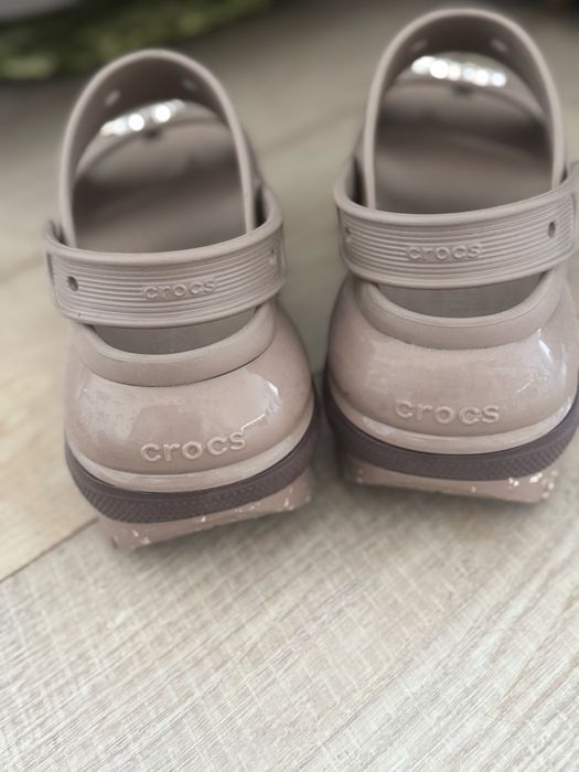 Продаю Crocs сандалии Mega Crush (оригинал)