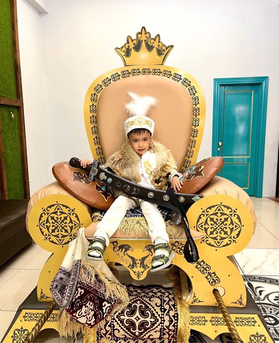 Трон Тақ, Сундет той Тусау кесер