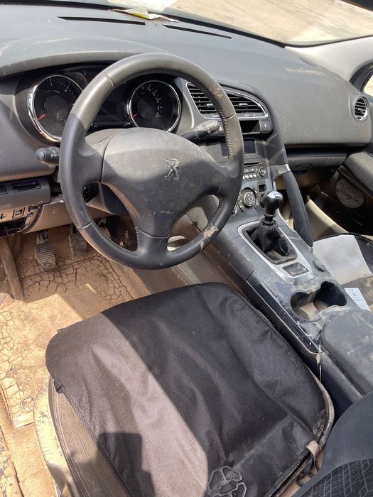 Dezmembrez Peugeot 3008 2014 1.6 HDI