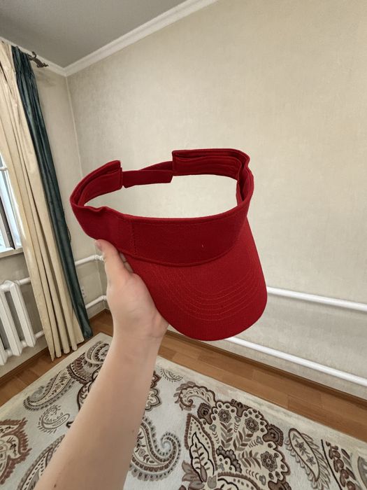 Бейсболки в разных расцветках.
