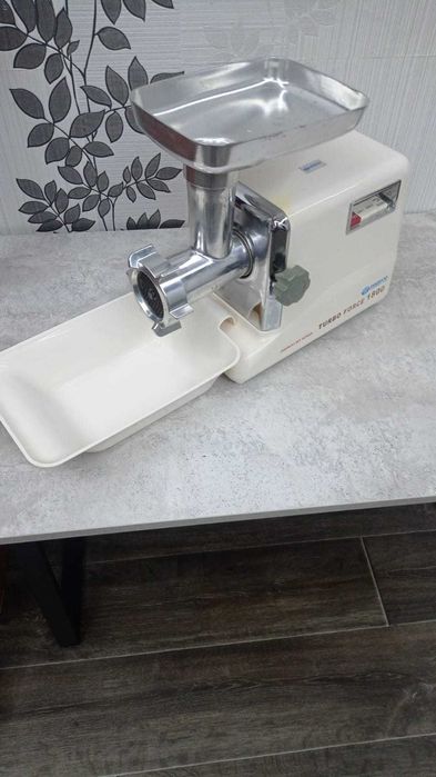 Электро мясорубка в идеальном состоянии, пишите на WhatsApp