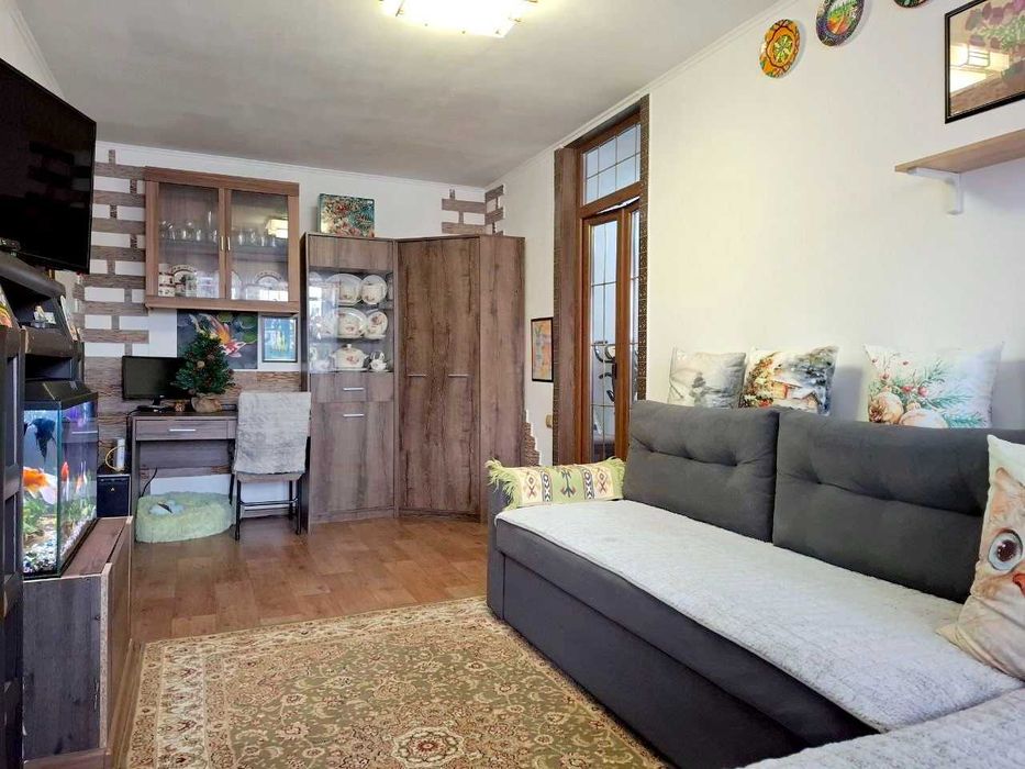 В продаже 2-комнатная с ремонтом.