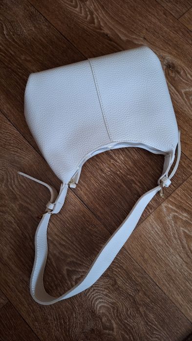 Бяла дамска чанта
