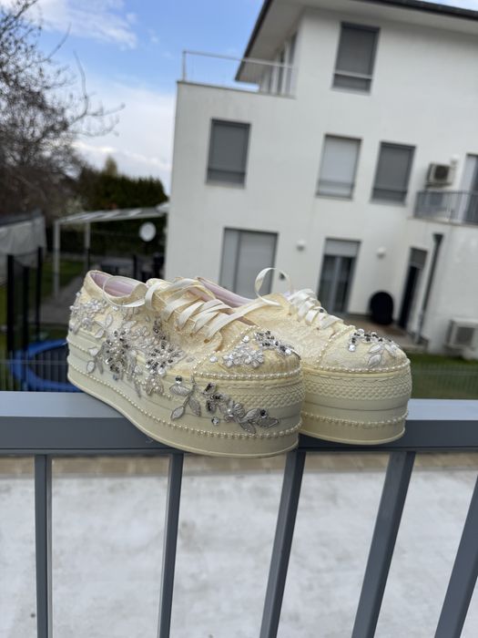 Дамски обувки с висока платформа