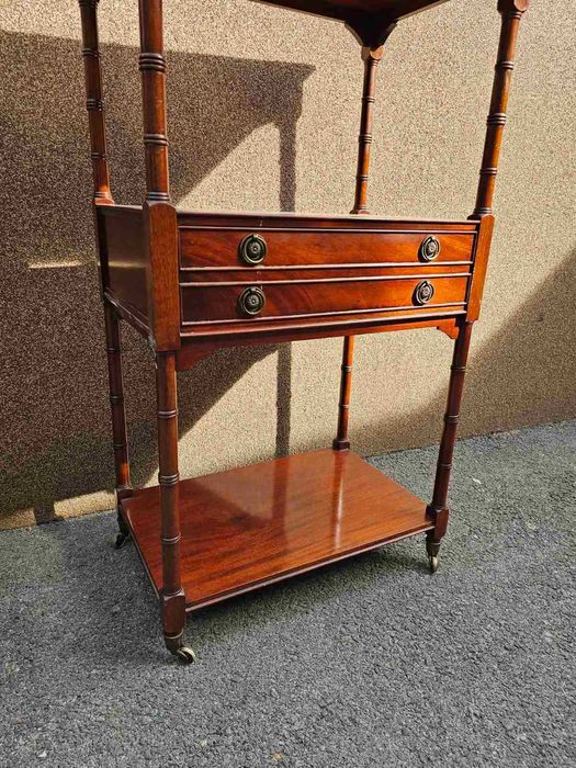 Етажерка с колелца и чекмедже