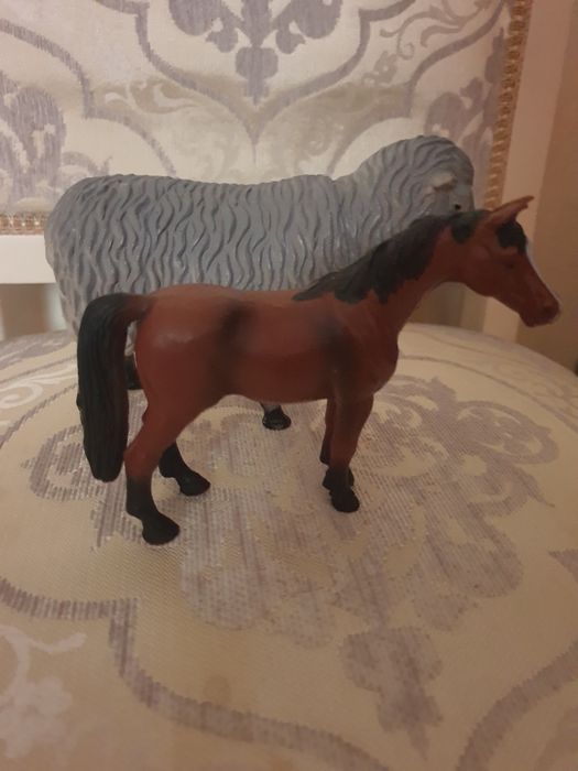 Игрушки лошадка и барашек.