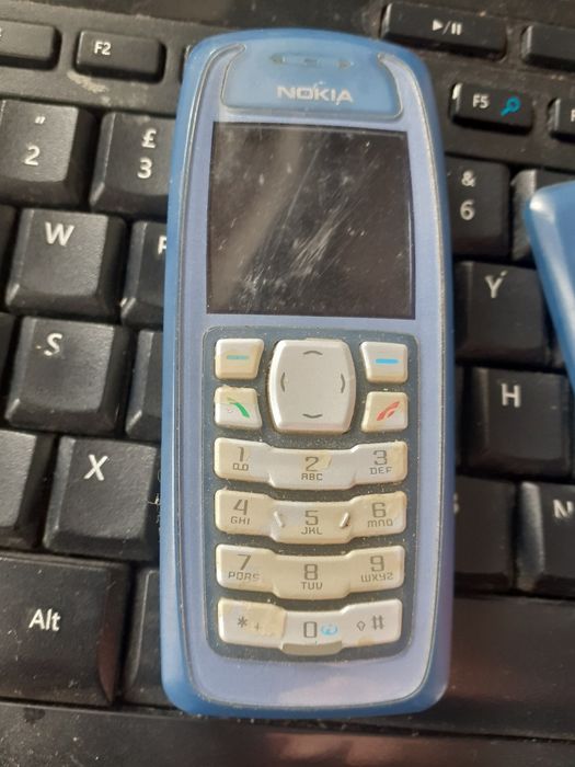 Noia 3100, vintage, se aprinde, bateria tine putin