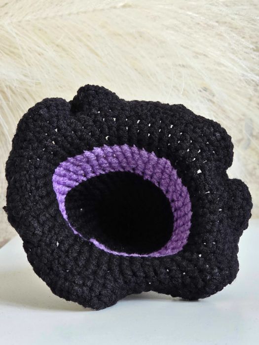 Ръчно плетена тиквичка с вещерска шапчица за Хелоуин – есенен вайб