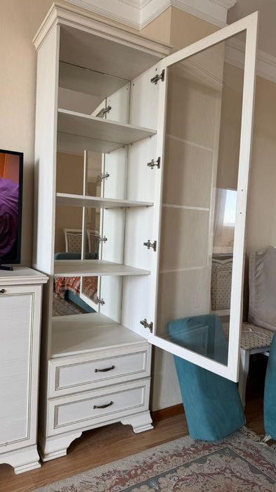 Гостинный комод для посуды