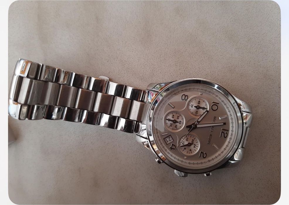 Два броя часовници Michael Kors