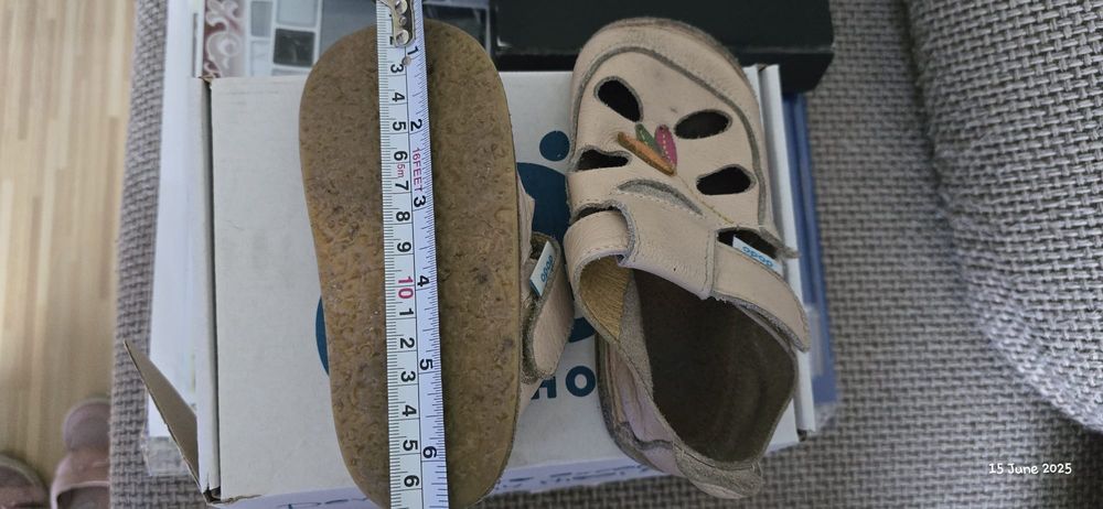 Sandalute si ghetute fetita