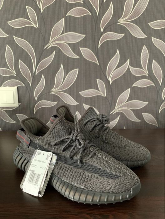 Yeezy 350 noi cu eticheta