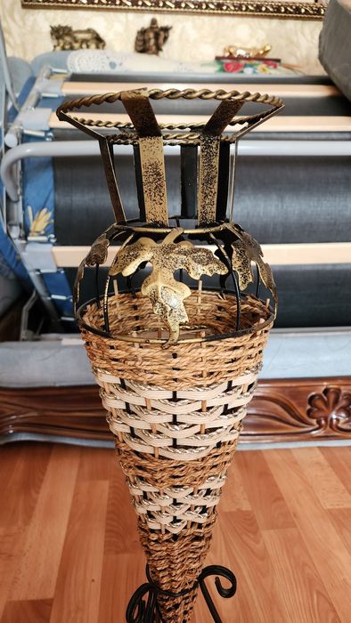 Декоративная ваза чеканка+соломка