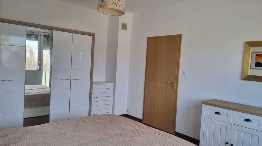 Тристаен апартамент под наем Изток