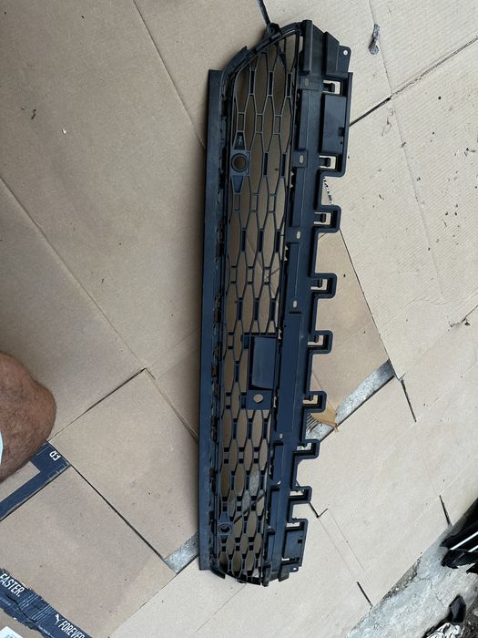 Grilă inferioară bară față land rover .cod:N9X2-8A133-A.