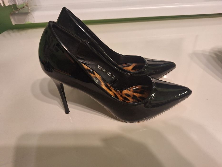 Обувки на висок ток