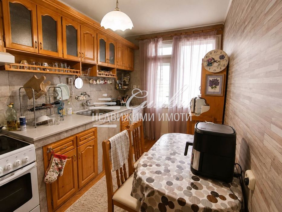 Предлагаме за продажба ВТОРИ и ТРЕТИ етаж от масивна тухлена кооперац