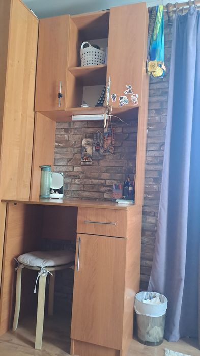 Стол со шкафчиками и полками