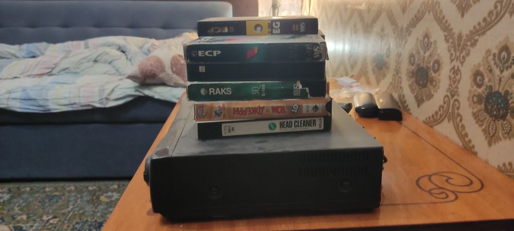 Видеомагнитофон с кассетами