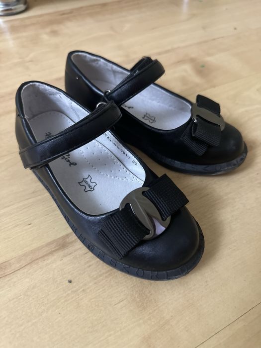 Продам туфли для девочке размер 22