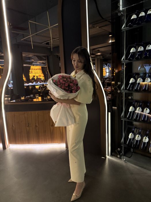 Платье с кейпом с тразами