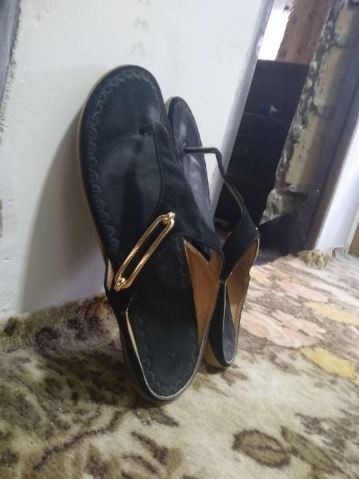 Продаются босоножки замшевые женские черного цвета