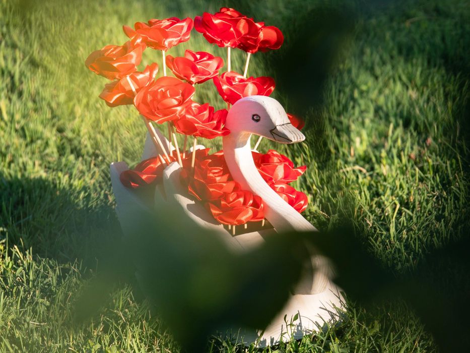 Декорация „Лебед с червени рози“ – ръчна изработка