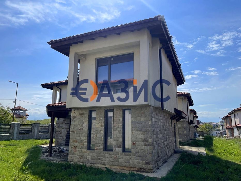 Двуетажна вила с басейн на първа линия море в комплекс "Синеморец