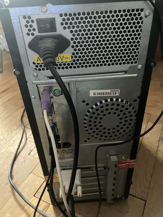 Настолен компютър с 20-инчов монитор