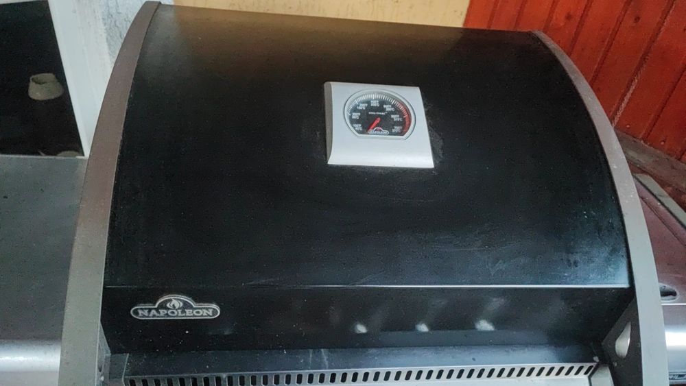 Gratar grill pe Gaz Napoleon Triumph in stare foarte buna