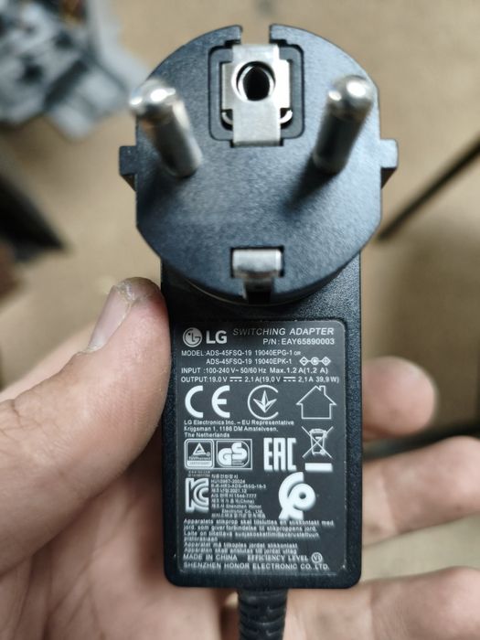 19 volt 2.1 amper zaryatchik orginal