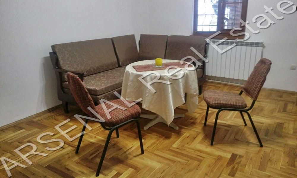 Тристаен апартамент под наем, Център