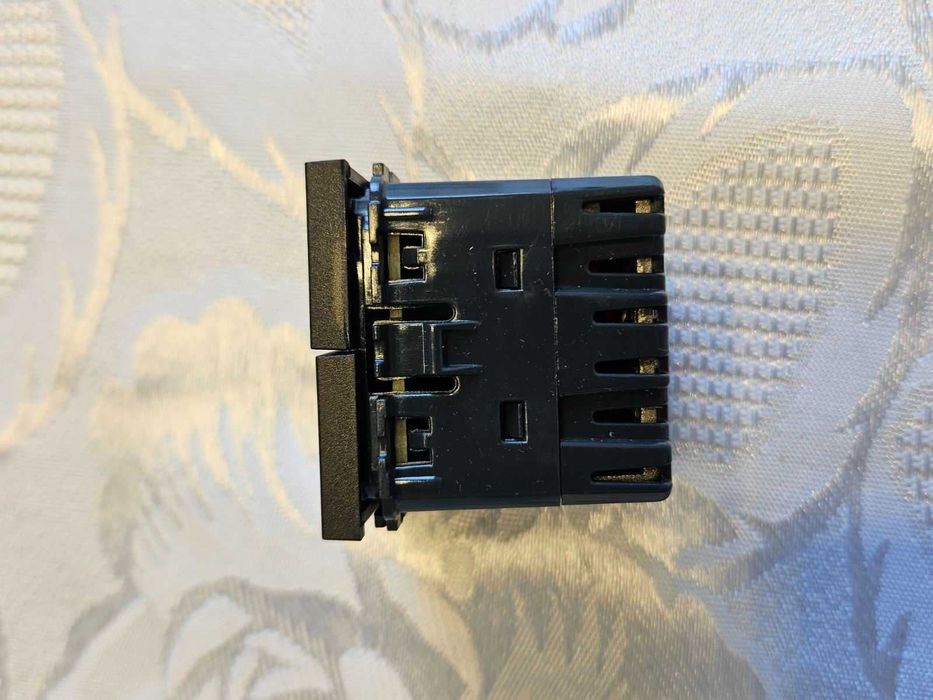 LED бутонен димер Bticino Classia RG4411