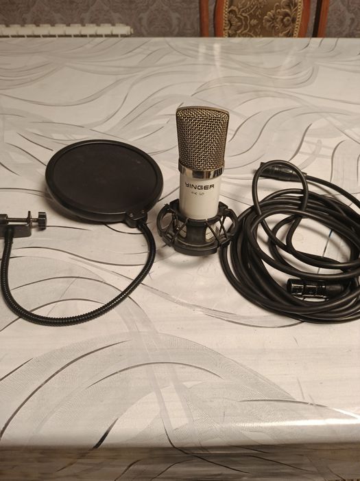 Студийный конденсаторный микрофон