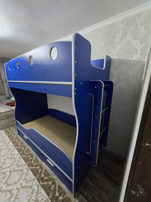 Двухъярусная кровать для подростков или детей