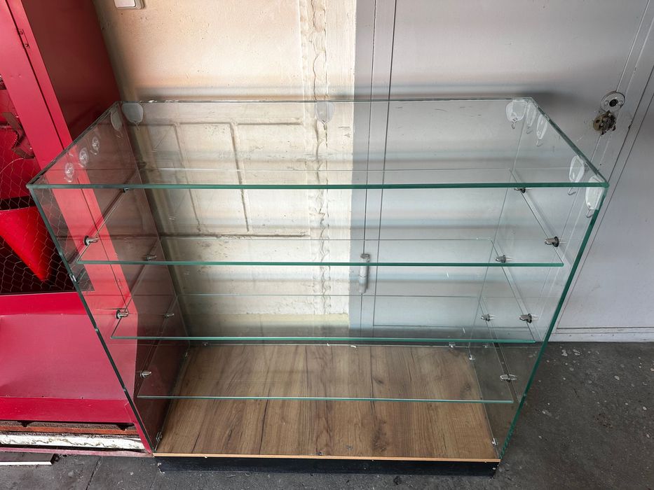 Стеклянные витрины