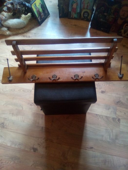 Закачалка изработена от дърво с месингови елементи