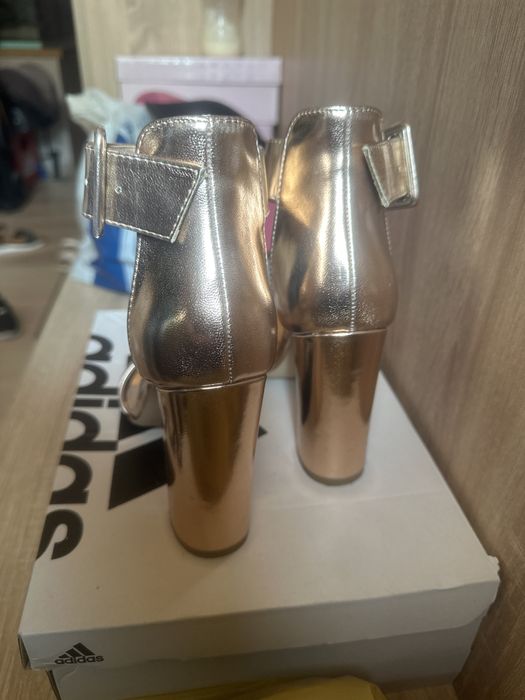 Сандали в златисто -меден цвят